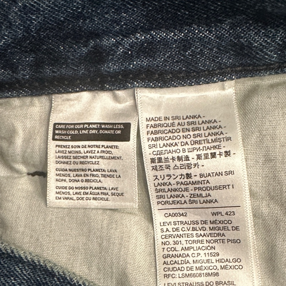 Levi’s High-Waist Mom Frayed Hem Denim Shorts - Blue - Picture 6 of 6